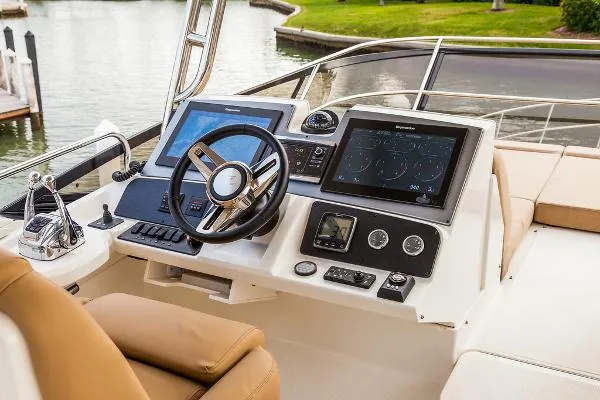 Slide: The Image of Sea Ray L590 Fly 2015 - 5
