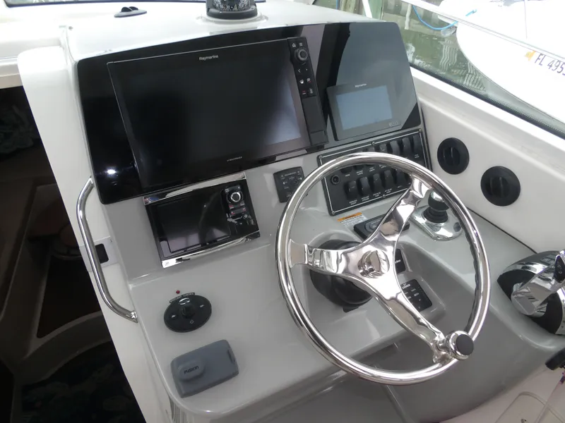 Slide: The Image of Boston Whaler 315 Conquest 2015 - 33