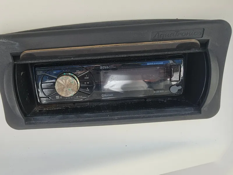 Slide: The Image of Boss audio system in 2002 Godfrey Hurricane Sundeck 187. - 19