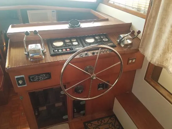 Slide: The Image of Marine Trader 43 Tradewinds Motor Yacht 1988 - 10