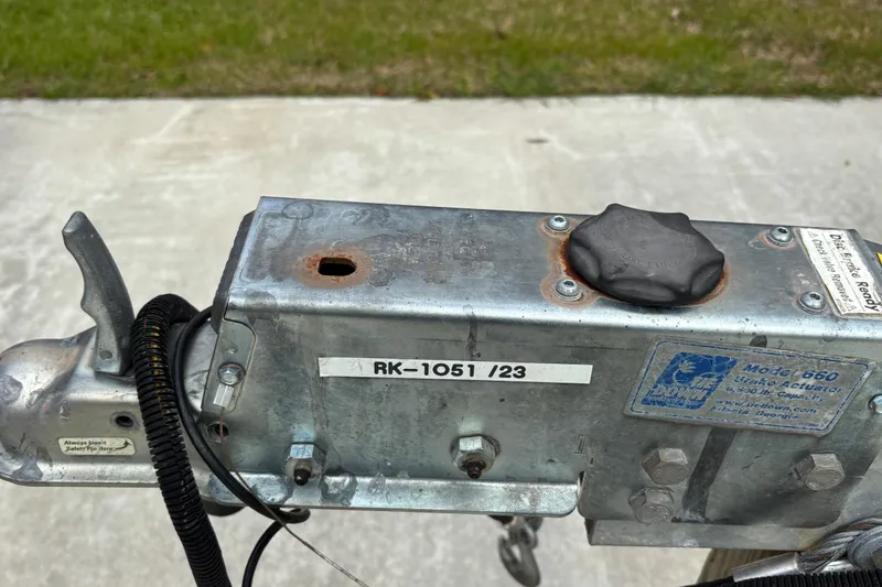 Slide: The Image of Trailer hitch mechanism for 2018 Coach Pontoons 230 RF, featuring model 660 brake actuator. - 18