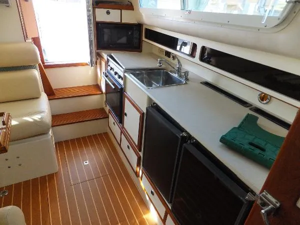 Slide: The Image of Albin 32+2 Command Bridge 1997 - 5