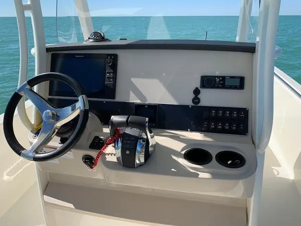 Slide: The Image of Boston Whaler 270 Dauntless 2019 - 11
