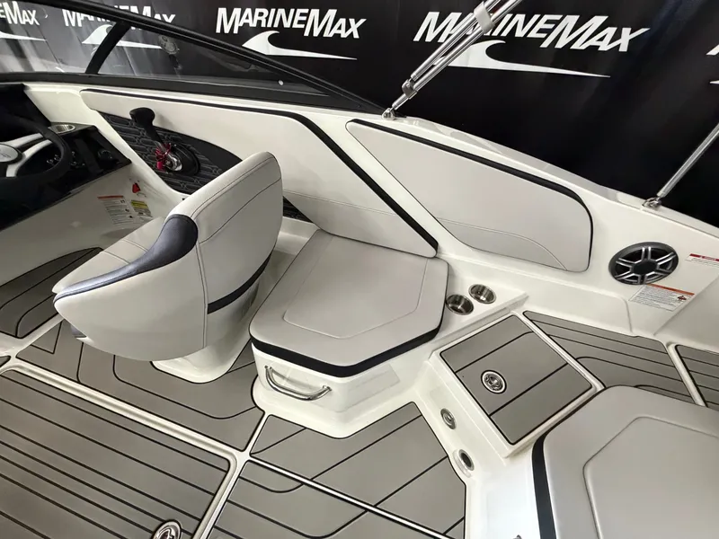 Slide: The Image of Sea Ray SPX 210 2026 - 18