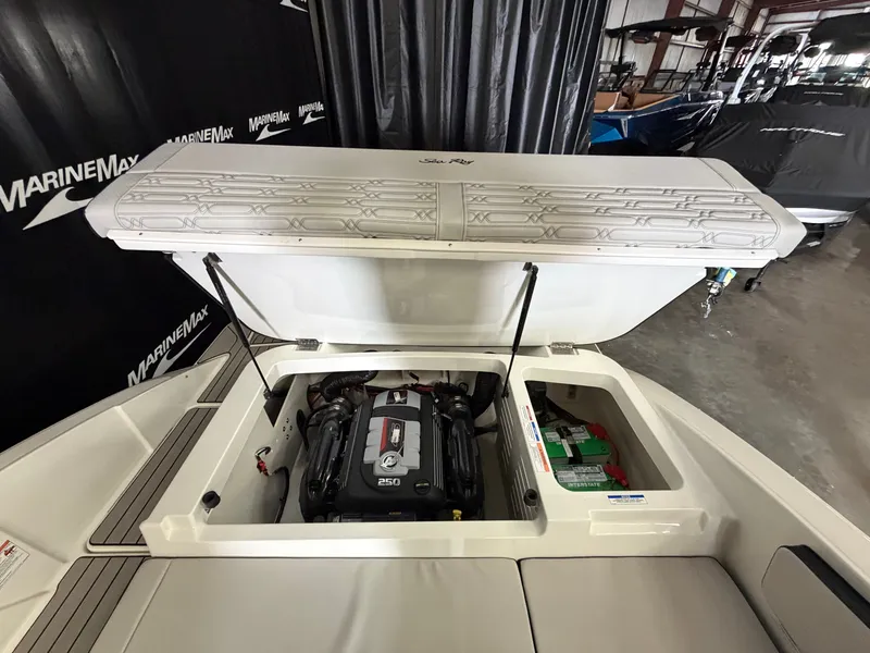Slide: The Image of Sea Ray SPX 210 2026 - 20