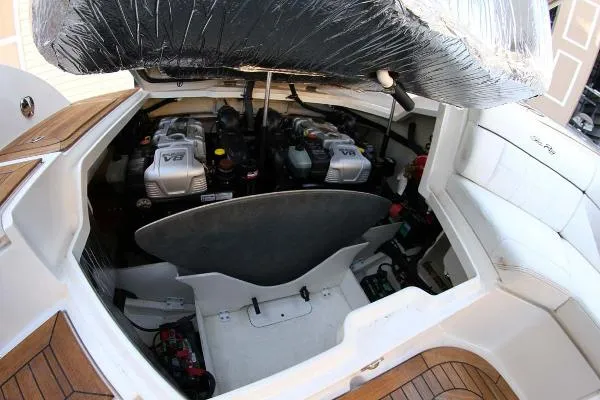 Slide: The Image of Sea Ray 350 SLX Bowrider 2015 - 10