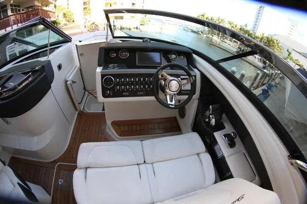 Slide: The Image of Sea Ray 350 SLX Bowrider 2015 - 6