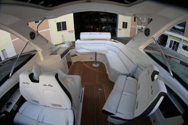 Slide: The Image of Sea Ray 350 SLX Bowrider 2015 - 8