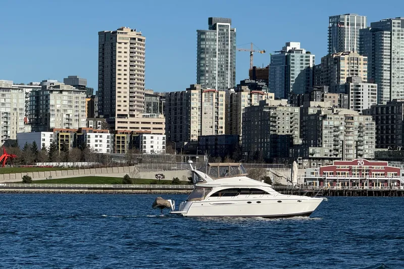 Slide: The Image of 2004 Meridian 411 Sedan yacht cruising near urban skyline. - 4