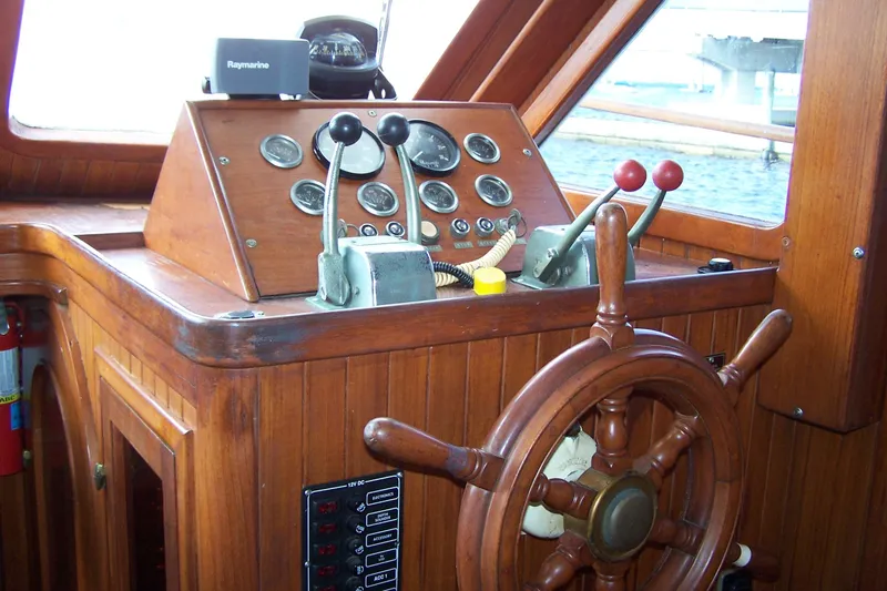 Slide: The Image of Marine Trader Sundeck 1986 - 10