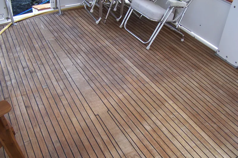 Slide: The Image of Marine Trader Sundeck 1986 - 4
