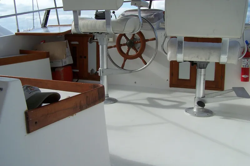 Slide: The Image of Marine Trader Sundeck 1986 - 5