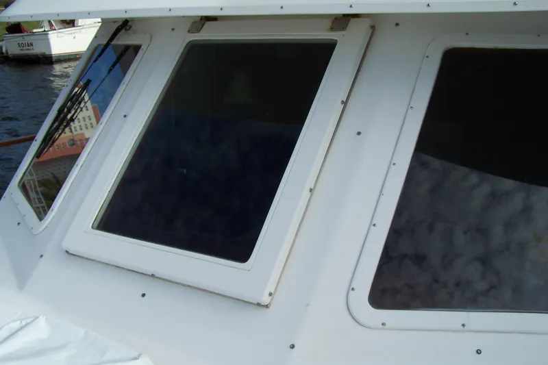 Slide: The Image of Marine Trader Sundeck 1986 - 7