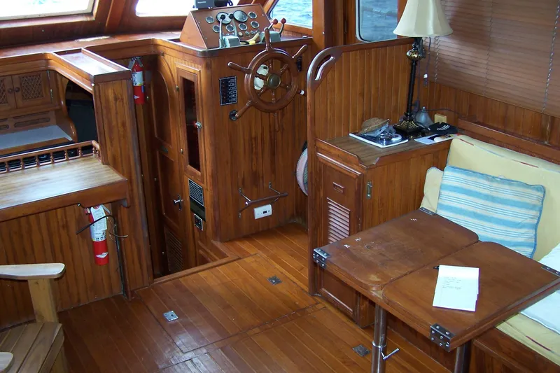 Slide: The Image of Marine Trader Sundeck 1986 - 8