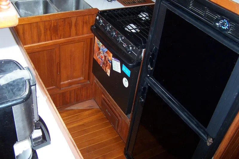 Slide: The Image of Marine Trader Sundeck 1986 - 9