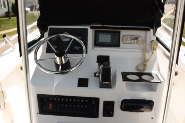 Slide: The Image of Mako 221 Center Console 2000 - 4