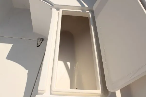 Slide: The Image of Mako 221 Center Console 2000 - 8