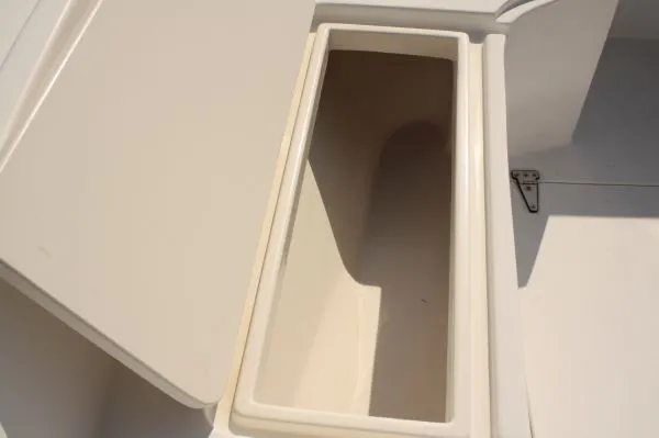 Slide: The Image of Mako 221 Center Console 2000 - 9