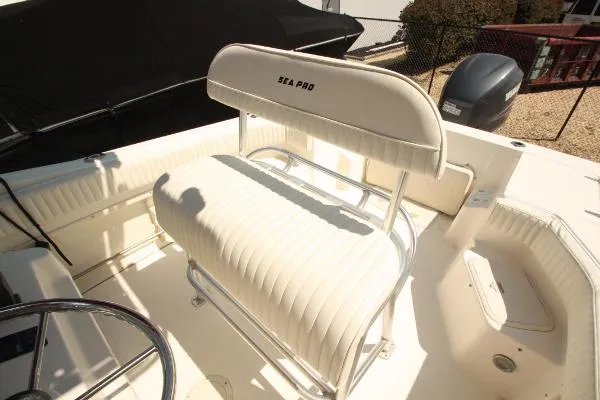 Slide: The Image of Sea Pro 235 Center Console 2002 - 1