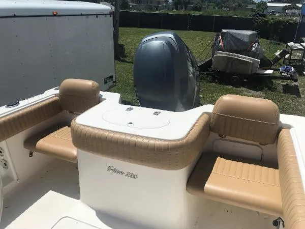 Slide: The Image of Sea Hunt 220 Triton 2005 - 7