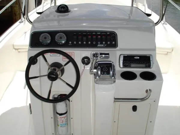 Slide: The Image of Boston Whaler Dauntless 220-2005 2005 - 1