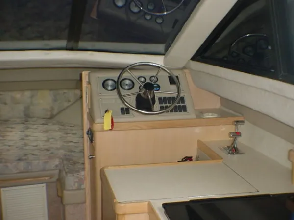 Slide: The Image of Bayliner 2858 COMMAND BRIDGE- 1999 1999 - 4