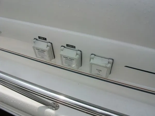 Slide: The Image of Sea Ray Sundancer 330 Cruiser 1997 - 7