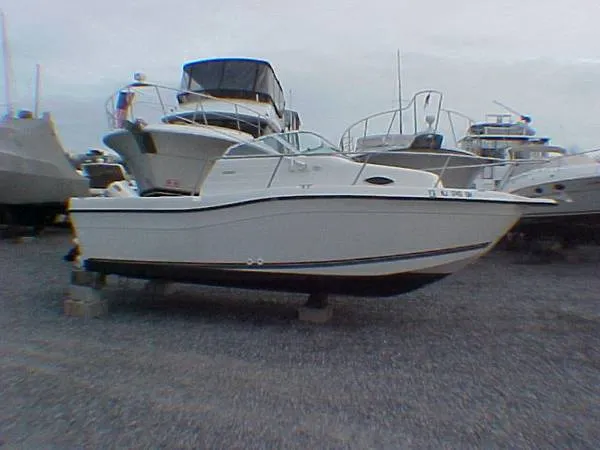 Slide: The Image of Seaswirl 2100 Walkaround 2000 - 0