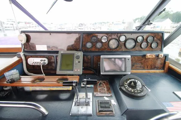 Slide: The Image of Sea Ray 390 Express Cruiser 1987 - 6