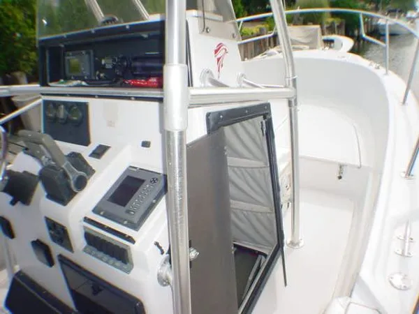 Slide: The Image of Boston Whaler OUTRAGE 1996 - 6