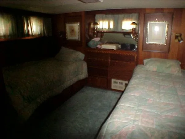 Slide: The Image of Hatteras 43 Double Cabin 1973 - 9