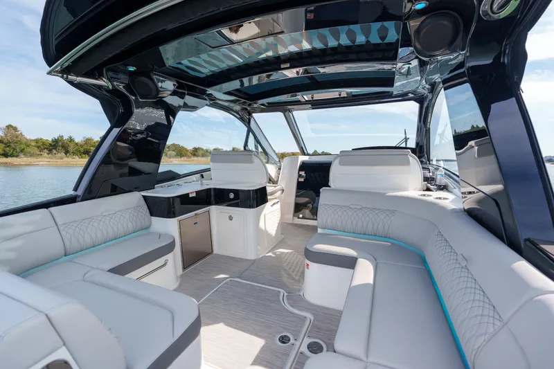 Slide: The Image of Sea Ray Sundancer 370 Outboard 2026 - 13