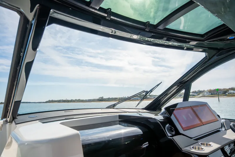 Slide: The Image of Sea Ray Sundancer 370 Outboard 2026 - 23
