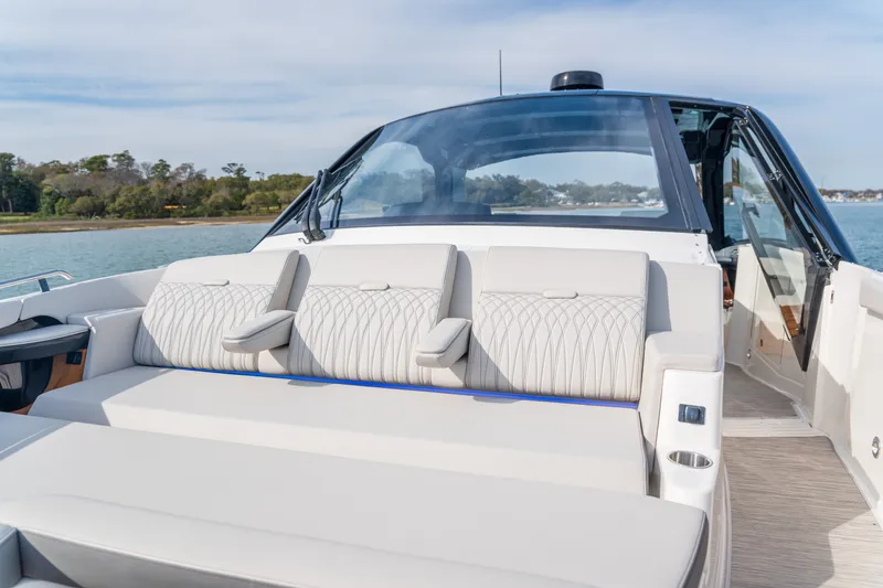 Slide: The Image of Sea Ray Sundancer 370 Outboard 2026 - 39