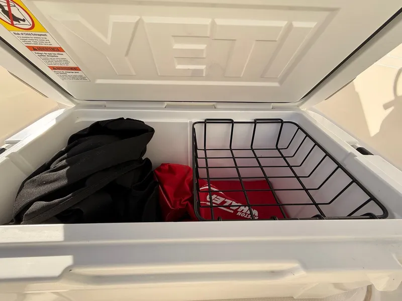 Slide: The Image of Boston Whaler 210 Montauk 2022 - 15