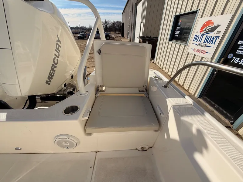 Slide: The Image of Boston Whaler 210 Montauk 2022 - 26