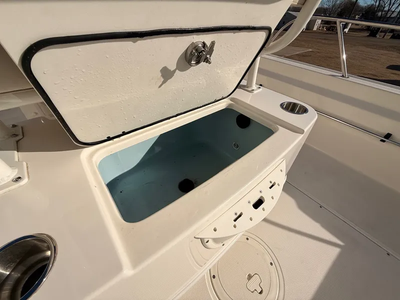 Slide: The Image of Boston Whaler 210 Montauk 2022 - 31
