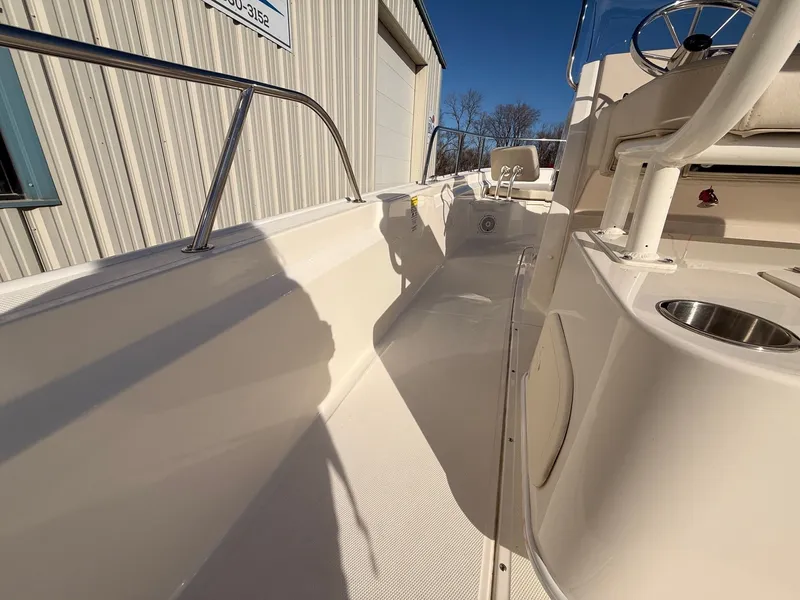 Slide: The Image of Boston Whaler 210 Montauk 2022 - 33