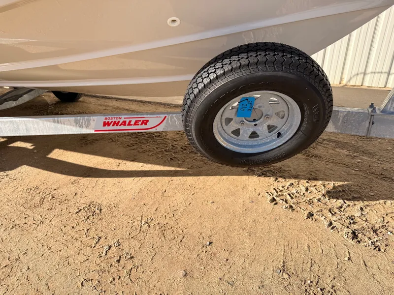 Slide: The Image of Boston Whaler 210 Montauk 2022 - 39