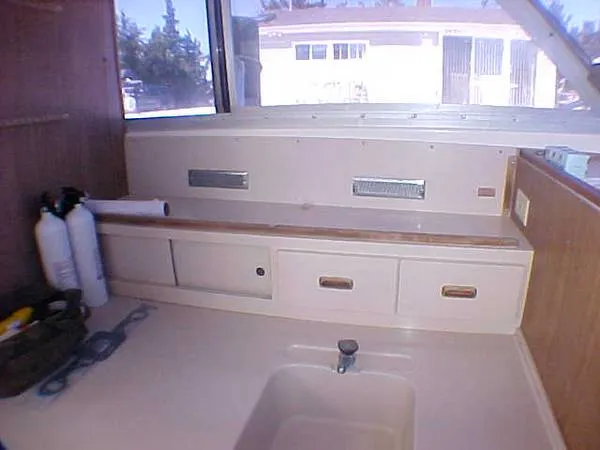 Slide: The Image of Bertram 28 Flybridge CRUISER 1973 - 10