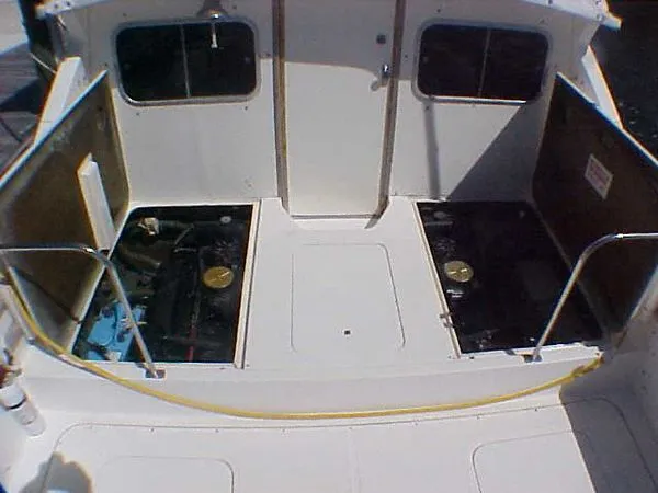 Slide: The Image of Bertram 28 Flybridge CRUISER 1973 - 5