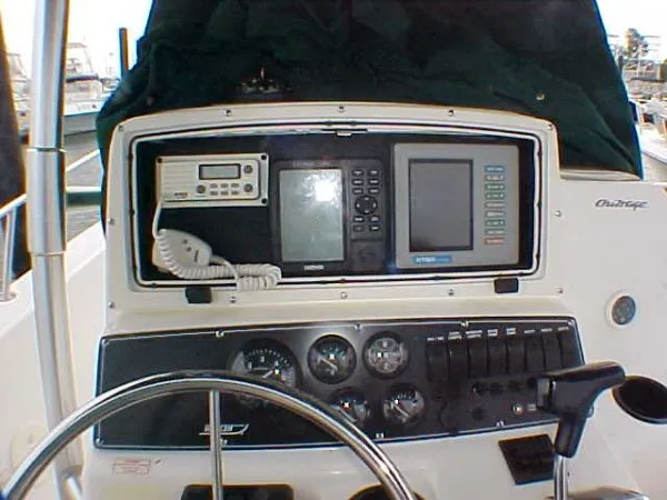 Slide: The Image of Boston Whaler OUTRAGE 2000 - 3