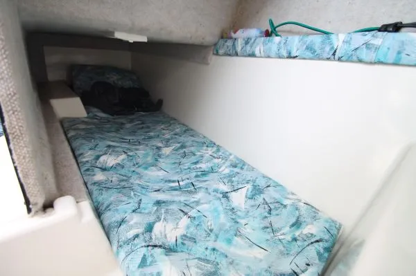 Slide: The Image of Seaswirl 2600 Sport Cabin 1999 - 10