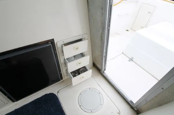 Slide: The Image of Seaswirl 2600 Sport Cabin 1999 - 5