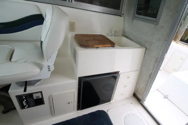 Slide: The Image of Seaswirl 2600 Sport Cabin 1999 - 7