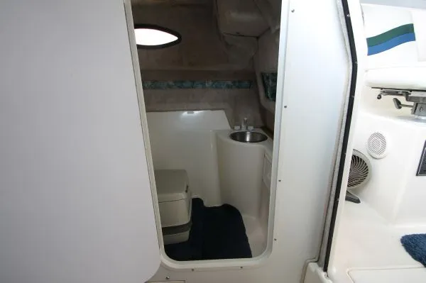 Slide: The Image of Seaswirl 2600 Sport Cabin 1999 - 9
