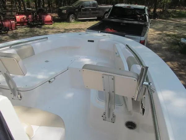 Slide: The Image of Robalo R 200 Center Console 2018 - 6