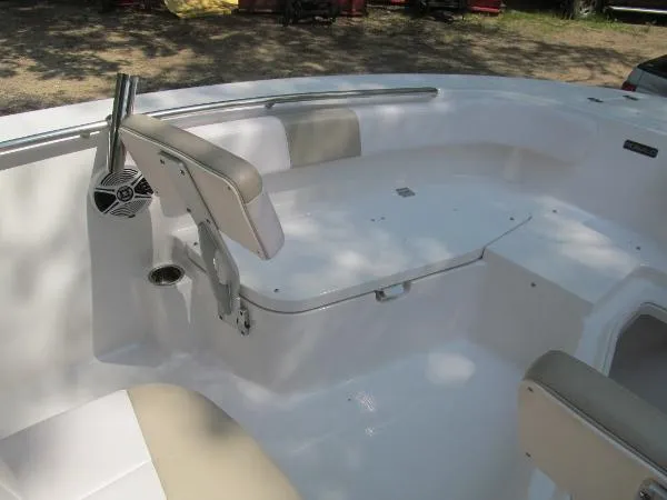 Slide: The Image of Robalo R 200 Center Console 2018 - 7