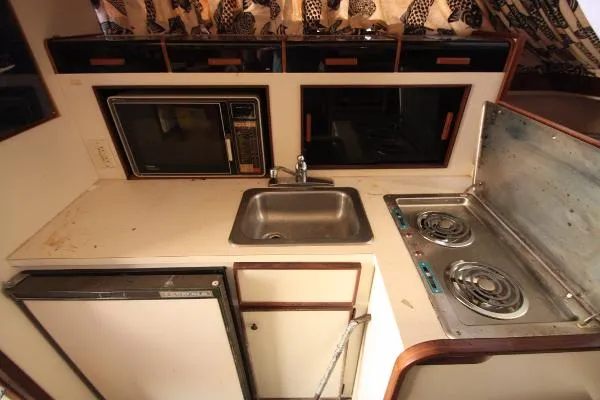 Slide: The Image of Hatteras 32 Sport Fisherman 1982 - 10