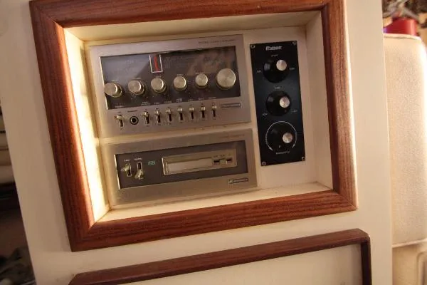 Slide: The Image of Hatteras 32 Sport Fisherman 1982 - 11